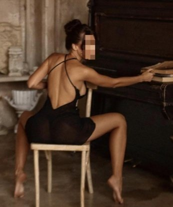 👠💋 Я живу в Москве и готова предложить тебе самые разнообразные услуги. У меня широкий спектр возможностей, от классического секса до ролевых игр и бондажа. Мои клиенты говорят о моей необыкновенной энергии и страсти. 💥 Я обеспечу комфорт, атмосферу нежности и конфиденциальность. Ты увидишь на фото, каким образом я нежно и деликатно отношусь к своему телу, и я не сомневаюсь, что тебе понравится. Если ты ищешь настоящее наслаждение в Москве, то обращайся ко мне, и я сделаю все, чтобы ты остался доволен. 😉💫 Ира